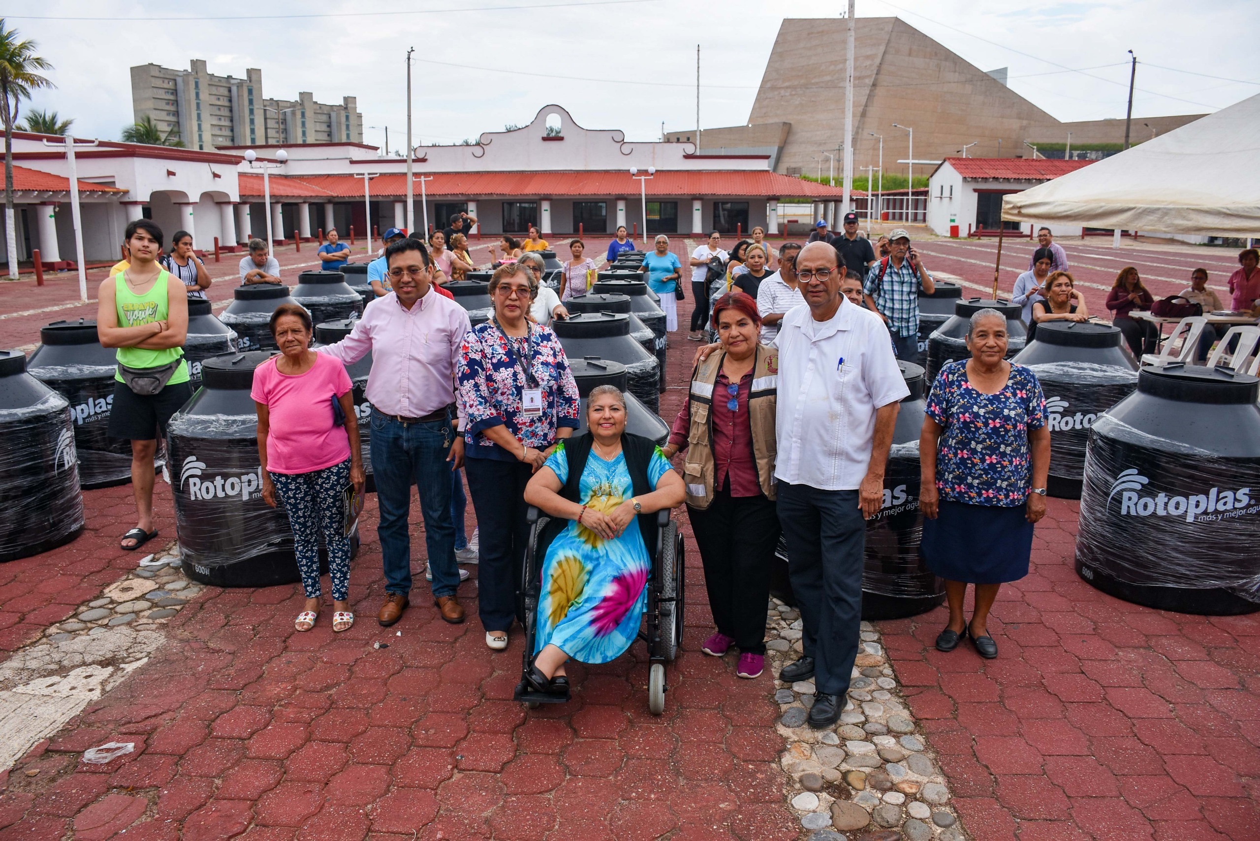 Entrega Ayuntamiento de Coatzacoalcos tinacos a familias porteñas