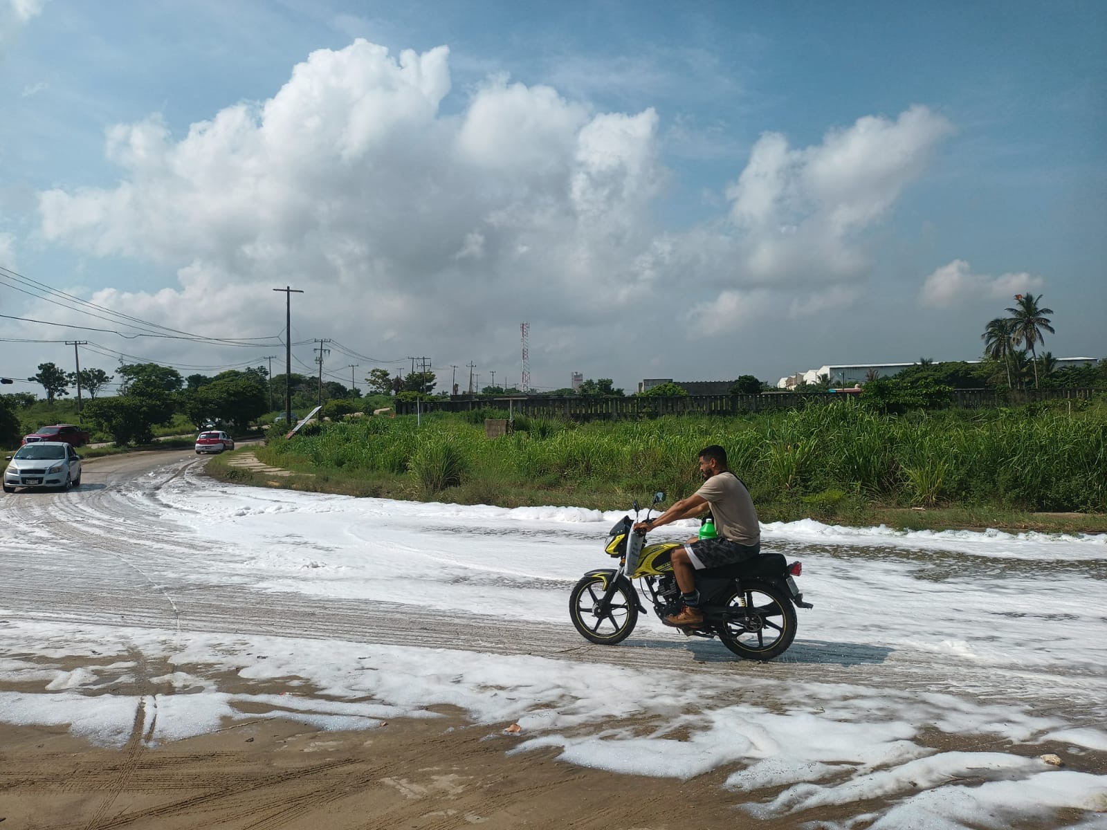Sin conocer las causas de la espuma en Villa Allende