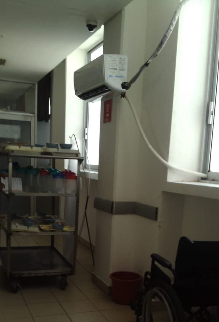 Se queja personal médico del comunitario estar bajo vigilancia de cámaras