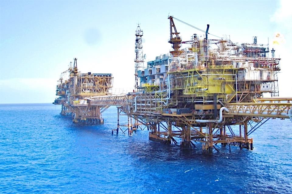 Suma Pemex campos… y cae producción