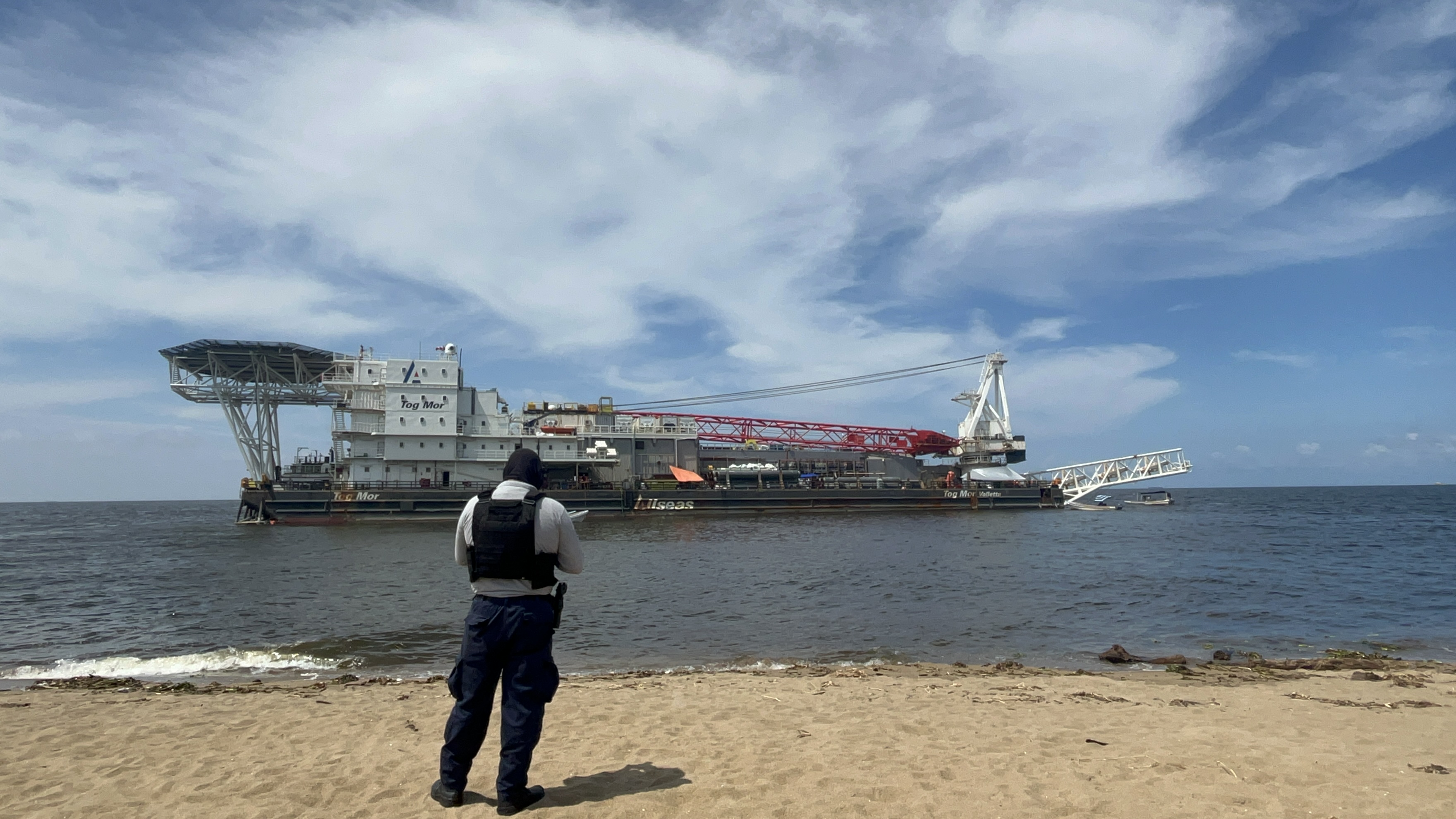 Llega buque a Coatzacoalcos que rescatará barcaza varada en Villa Allende