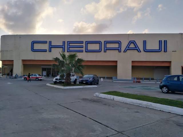 Roban carteras en Chedraui