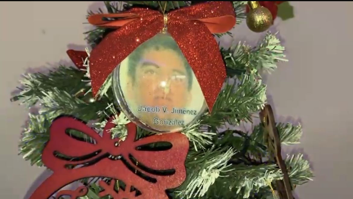 Colectivo de madres buscadoras, instalan nacimiento y árbol de Navidad, con las imágenes de sus hijos desaparecidos