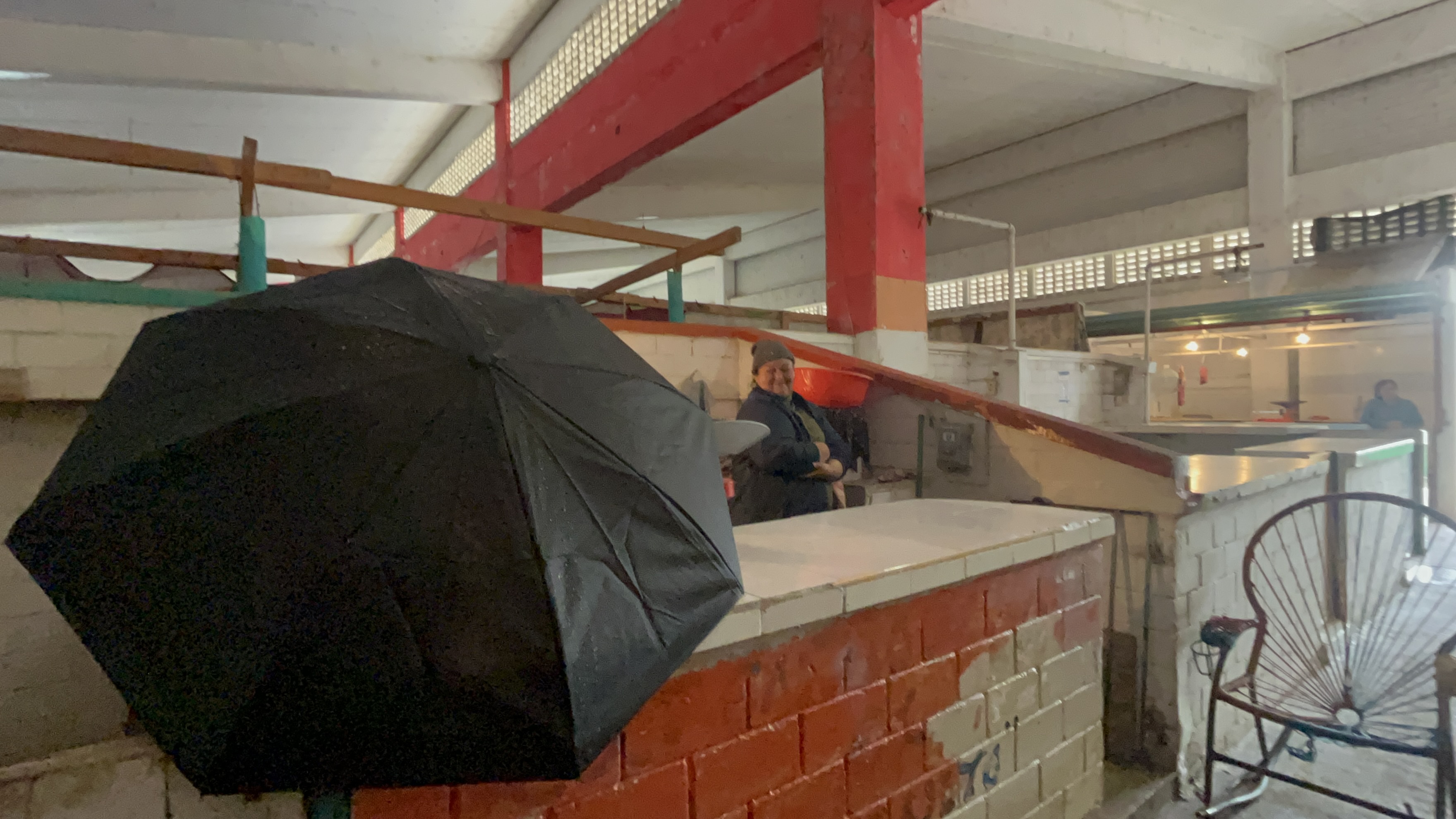 Locatarios del Mercado 18 de marzo en Villa Allende se llueven más adentro que afuera