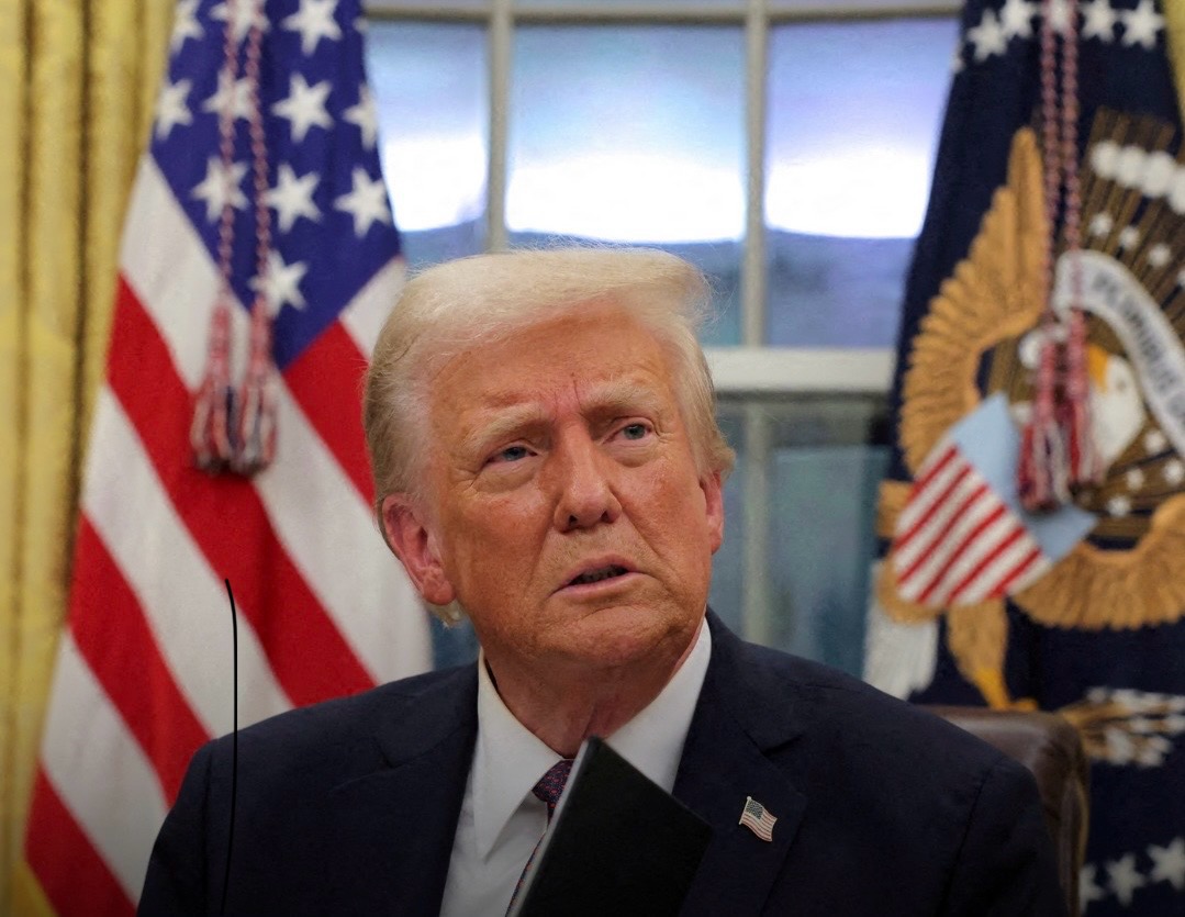 Juez da revés a Trump y bloquea decreto que busca eliminar nacionalidad por nacimiento en EU