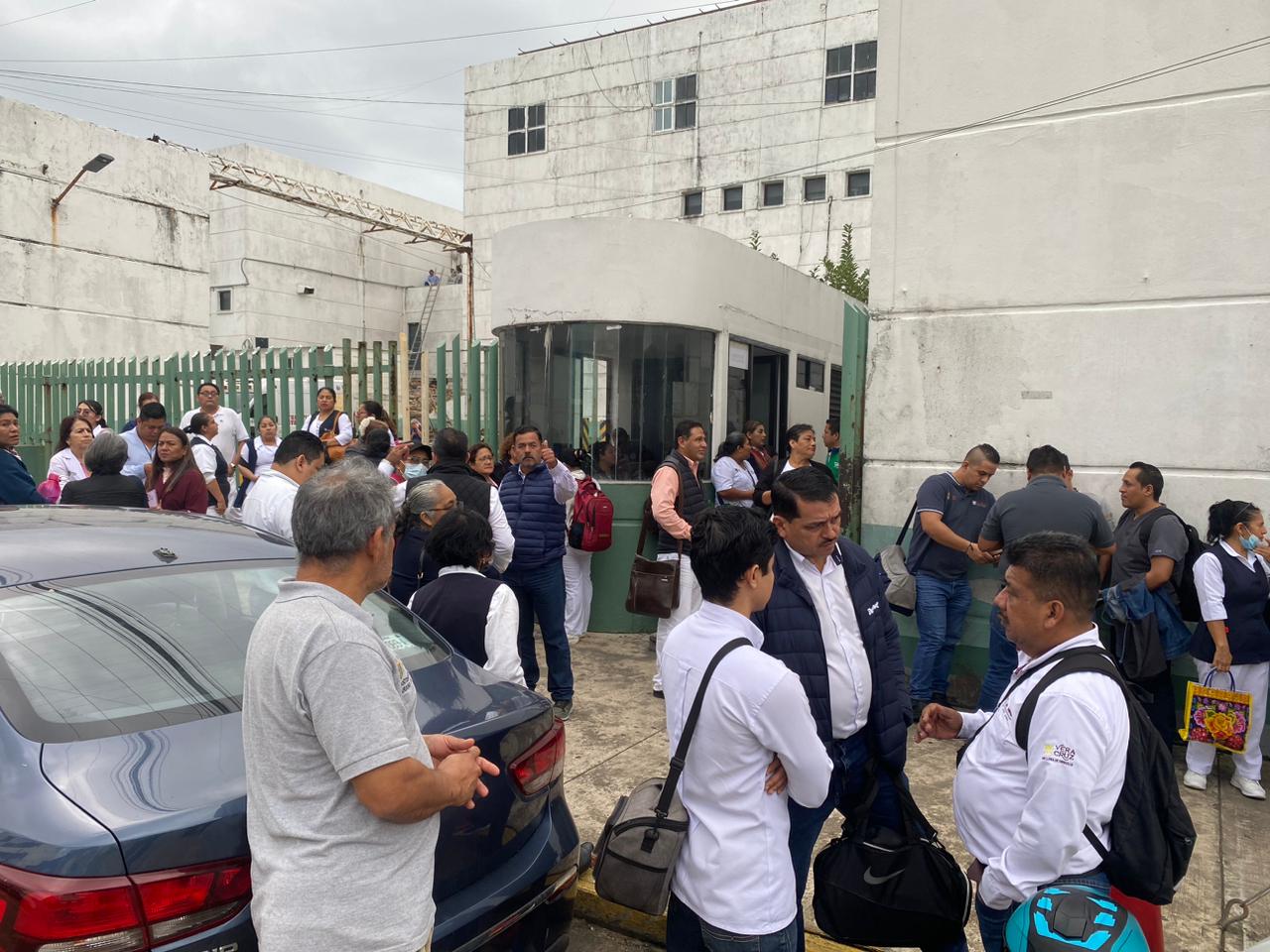 Protestan trabajadores del hospital IMSS Bienestar, por falta de pago de la quincena y aguinaldo