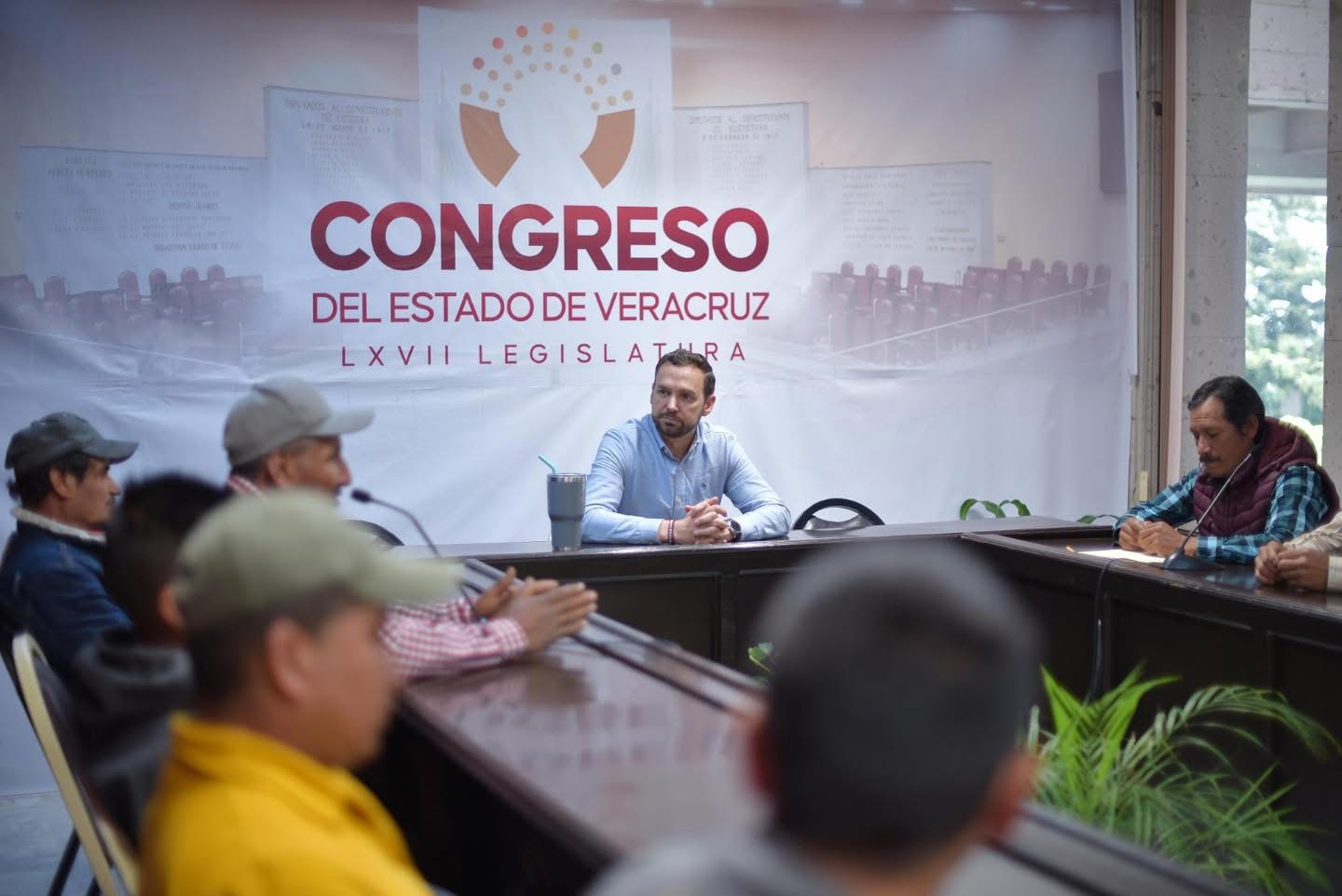 Atiende diputado solicitudes presentadas por ciudadanos de Altotonga