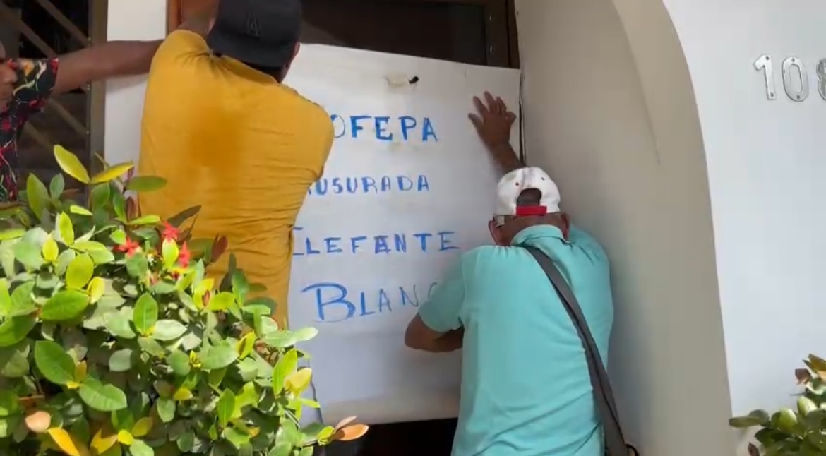 Marchan pescadores y clausuran simbólicamente la oficina obsoleta de Profepa en Coatzacoalcos