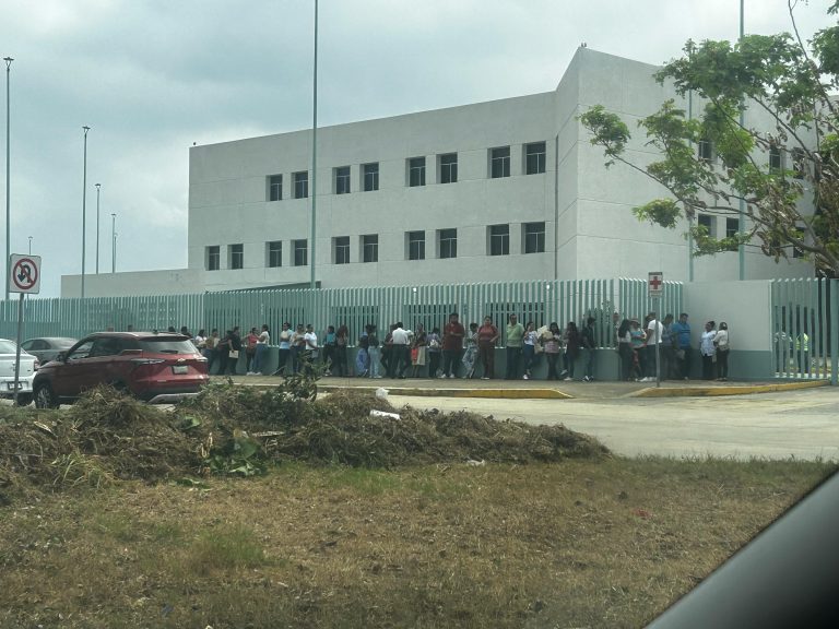 Jóvenes buscan empleo en el hospital materno infantil de Coatzacoalcos