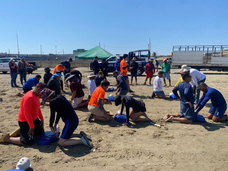 Realizan taller práctico de rescate acuático en playa de Coatzacoalcos