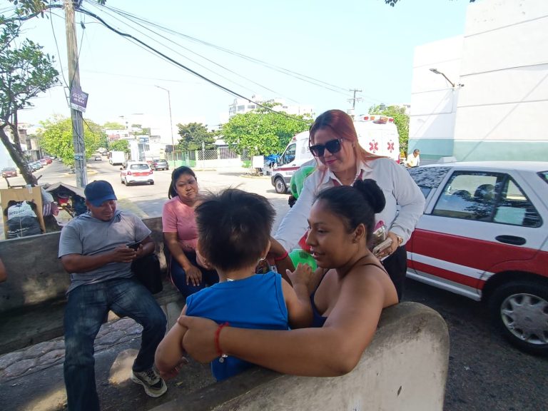 Regalan sonrisas con pelotas y dulces en el Día del Niño frente al hospital IMSS-Bienestar de Coatzacoalcos