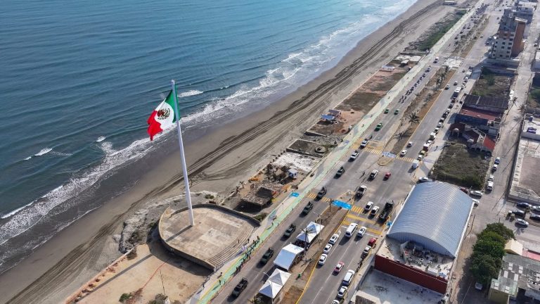 Instalan en playas de Coatzacoalcos diez torres de vigilancia desde Villa Allende hasta Las Barrillas