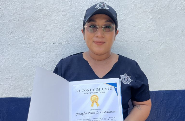 Disciplina y maternidad: policía tercero Jennifer Bautista distinguida en Coatzacoalcos