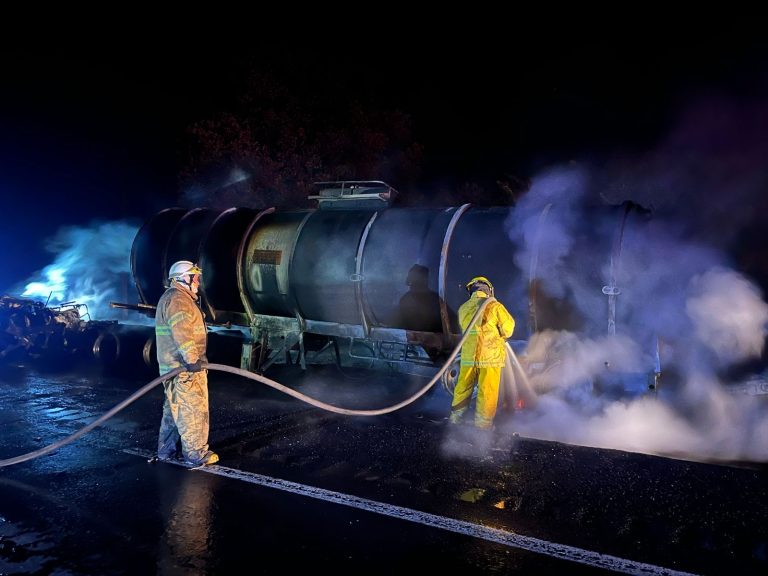 Se incendia tráiler cargado con gasolina en San Juan Evangelista; no hay lesionados