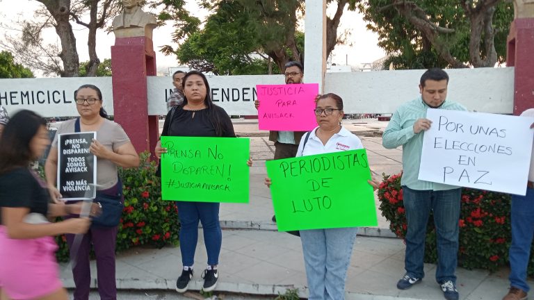 Se manifiestan periodistas de Coatzacoalcos, exigen justicia por el asesinato de Avisack Douglas en Juan Rodríguez Clara
