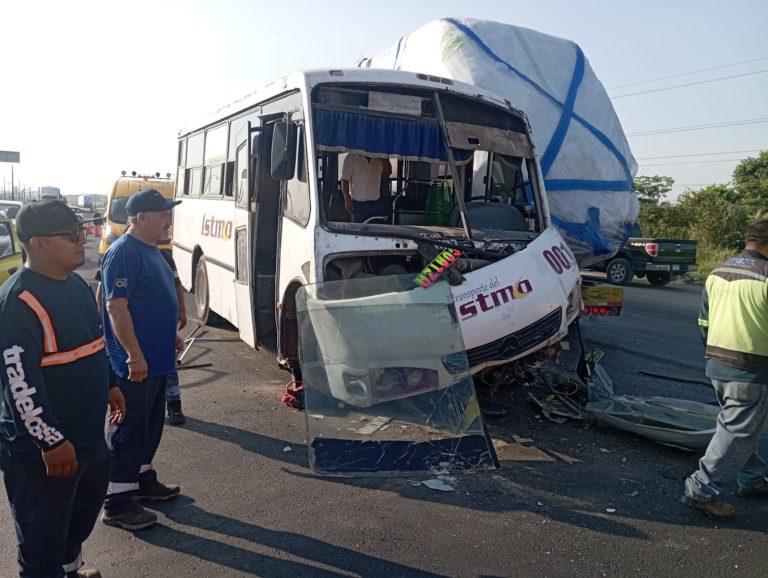 Choca autobús con vagones de tren en la carretera Coatzacoalcos-Villahermosa