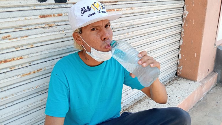 Ola de calor hace estragos en migrantes