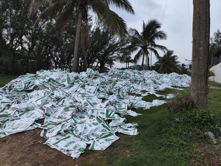 Costales no obstruyen vialidad en calle de Villa Allende ; serán rellenados con arena para prevenir inundaciones