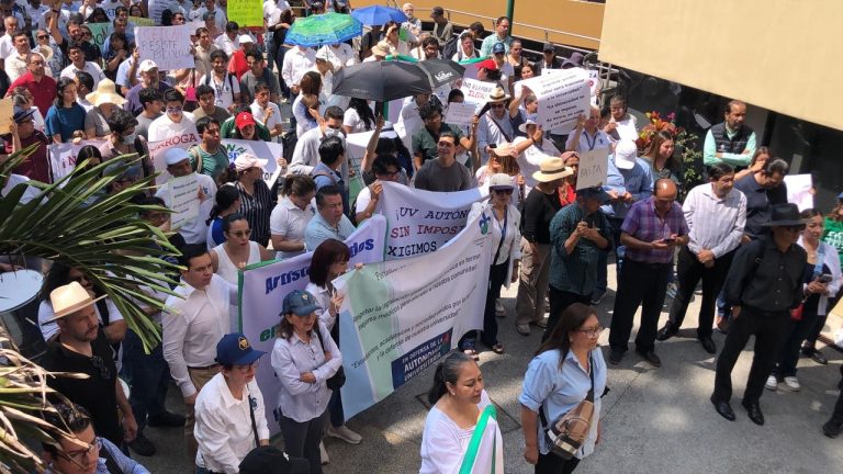 Decenas de académicos, personal administrativo y estudiantes de la UV, marchan contra la prórroga del Rector