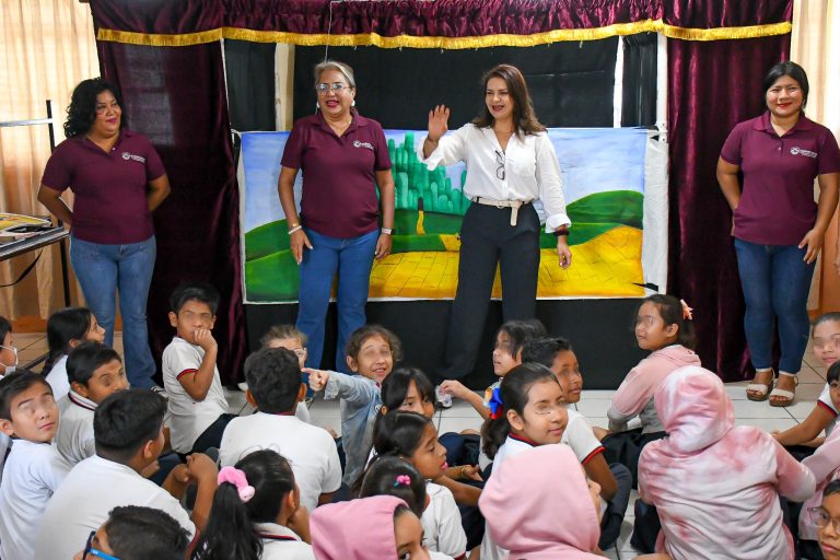 Disfrutan de un día de cuentos en la primaria Adrián Zamora López
