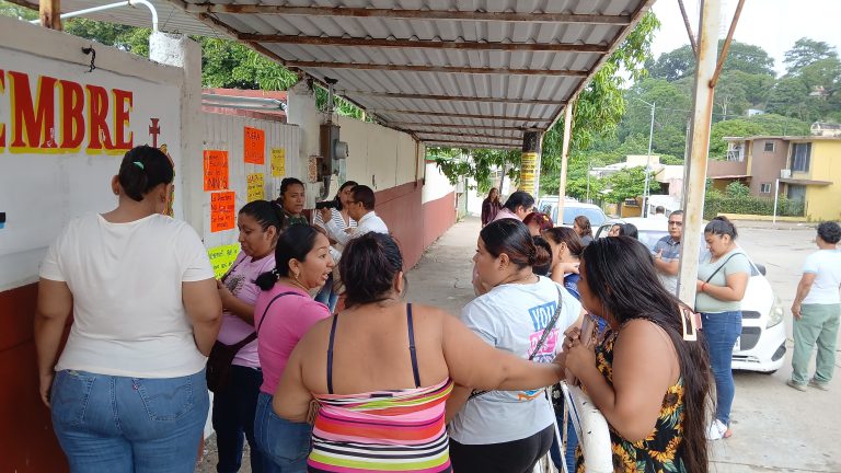 Padres de familia exigen seguridad en primaria “20 de Noviembre”