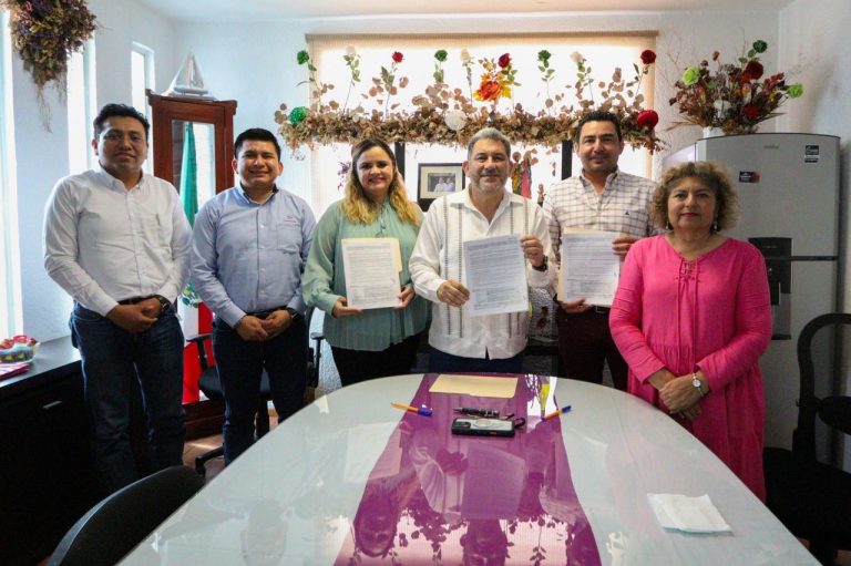 Firman DIF Municipal y Fundación ADO convenio para apoyar a personas vulnerables con traslados