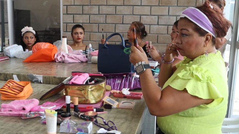 Imparte DIF Coatzacoalcos curso de automaquillaje