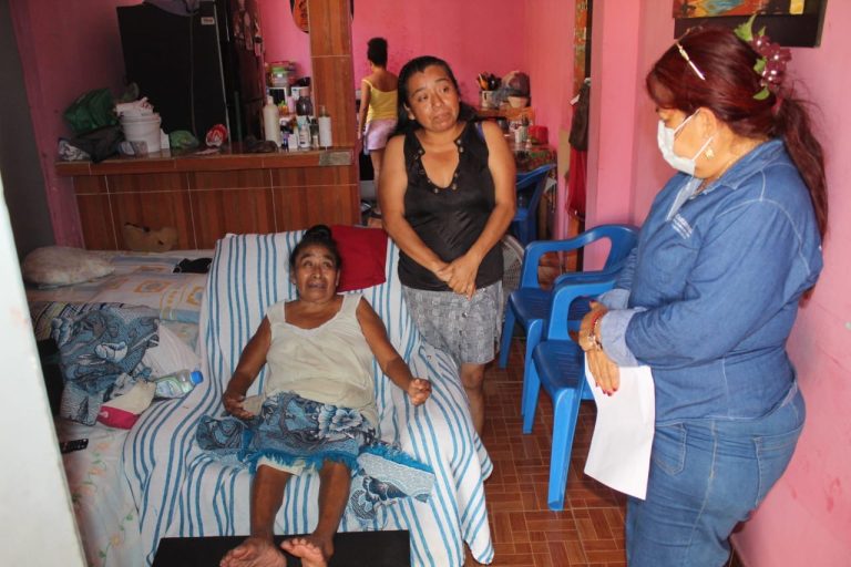 Entregan aparatos funcionales a personas en situación vulnerable