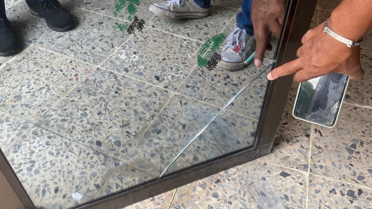 Sujetos intentan ingresar a oficinas del PRI en Coatzacoalcos