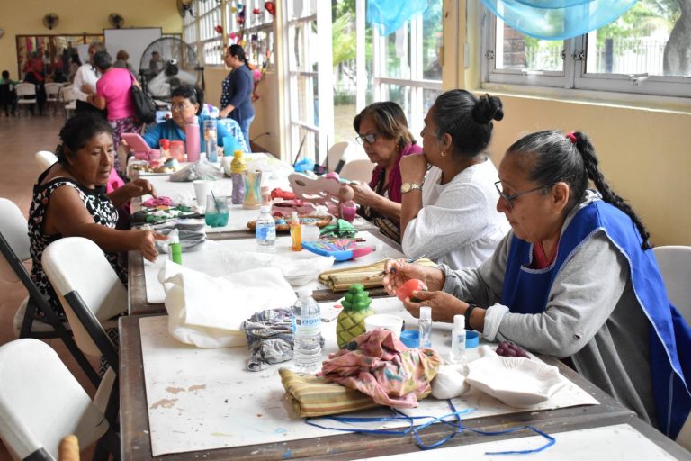 DIF Coatzacoalcos invita a adultos mayores a sumarse a los talleres del CAM en temporada vacacional