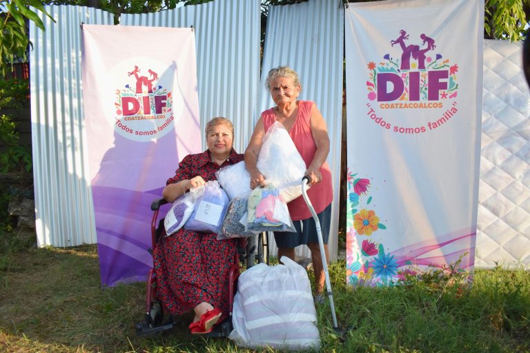 Recibe doña Cristina apoyo del DIF Coatzacoalcos tras perder su vivienda en incendio