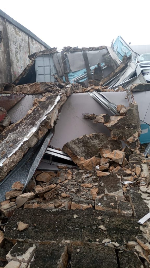 Tormenta eléctrica en Coatzacoalcos deja daños en viviendas, y agencia de autos