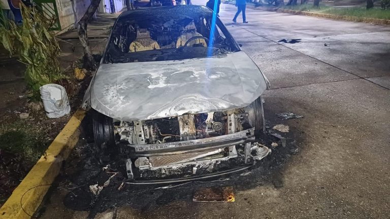 Atacan con bombas molotov y queman dos vehículos en Coatzacoalcos