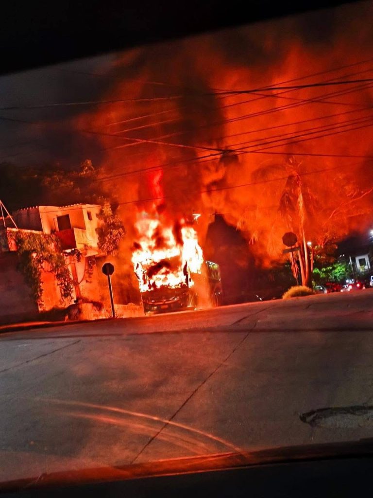 Incendian autobús de turismo en Coatzacoalcos