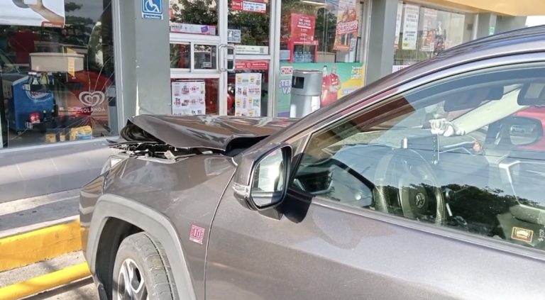Confunde acelerador con el freno y se impacta contra la tienda Oxxo en Coatzacoalcos