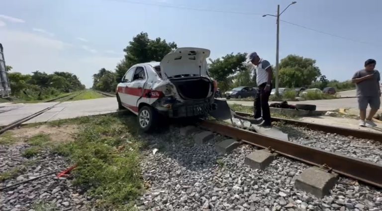 Taxi intenta ganarle el paso al tren interoceánico en Coatzacoalcos; una mujer y una menor de edad lesionadas