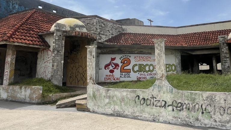 Nuevo exhorto de Obras Públicas: limpien y cierren los locales abandonados en el malecón