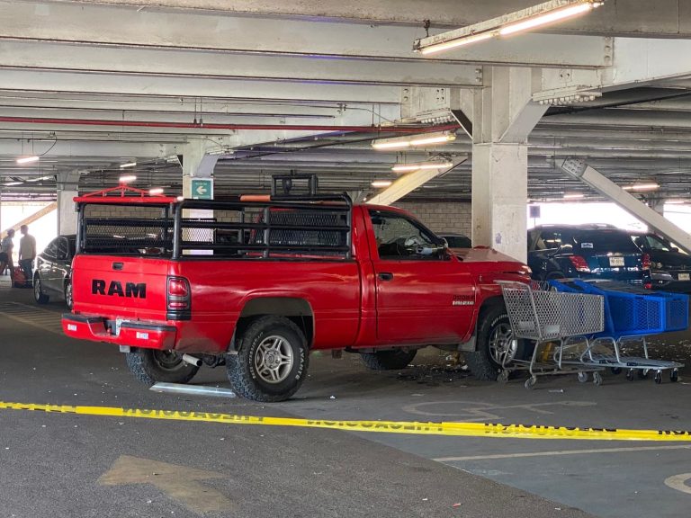 Camioneta causa destrozos en tienda de Coatzacoalcos