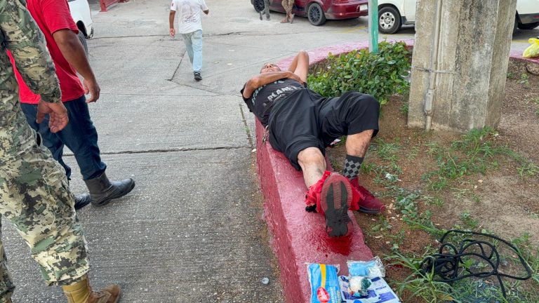 Bolillero cae del trasbordador; acomodador y marino lo rescatan