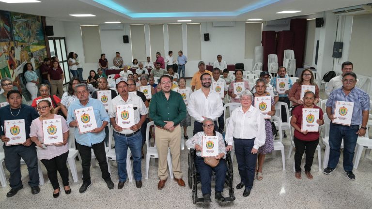 Arranca en Coatzacoalcos entrega de escrituras dando certeza jurídica a 34 familias