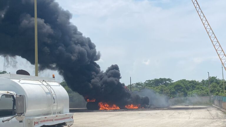 Fuego y pánico en Nuevo Teapa tras voraz incendio de pipas