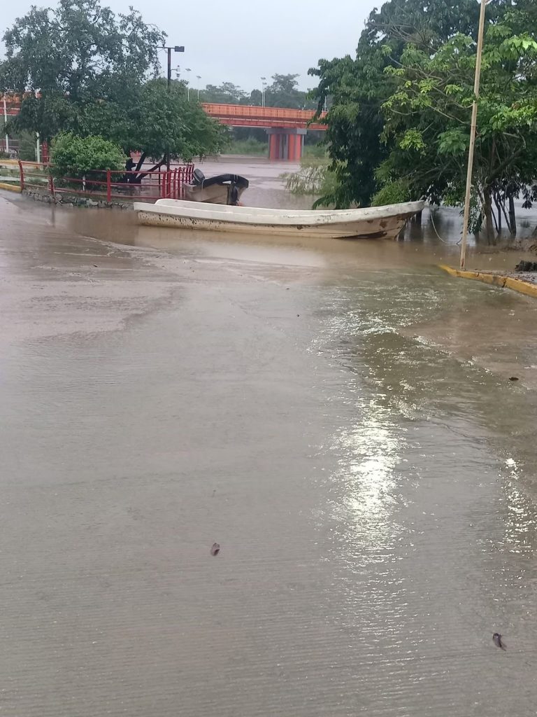 Alertan por crecida del río Coatzacoalcos tras paso de la onda tropical 20