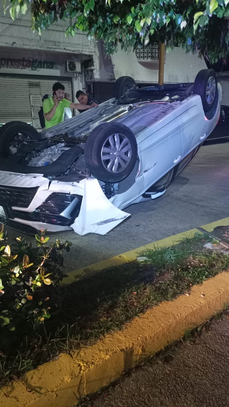 Borrachazo en el centro de Coatzacoalcos; dama pierde el control la unidad