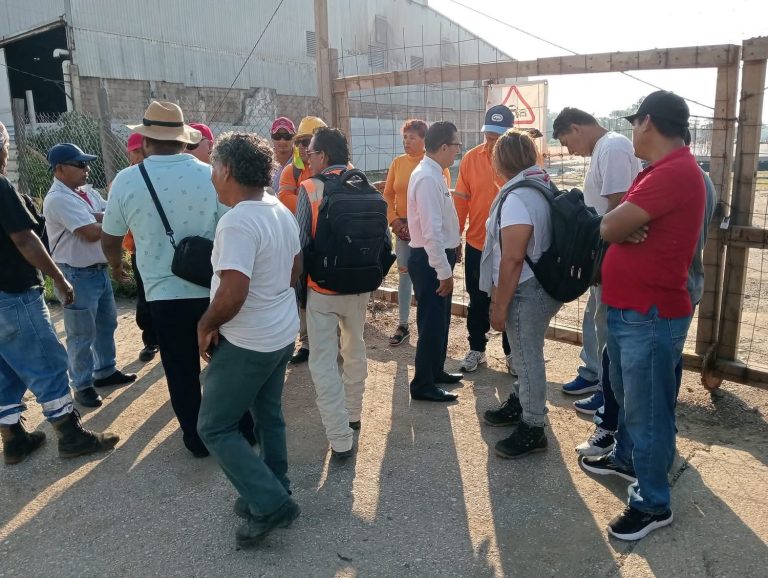 Bloquean trabajadores obra de estación del Ferrocarril Interoceánico por liquidaciones injustas