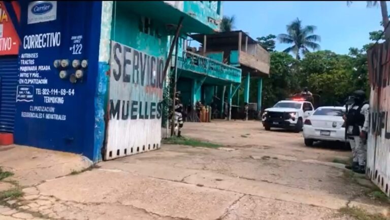 Hombre escapa por la puerta falsa en Coatzacoalcos
