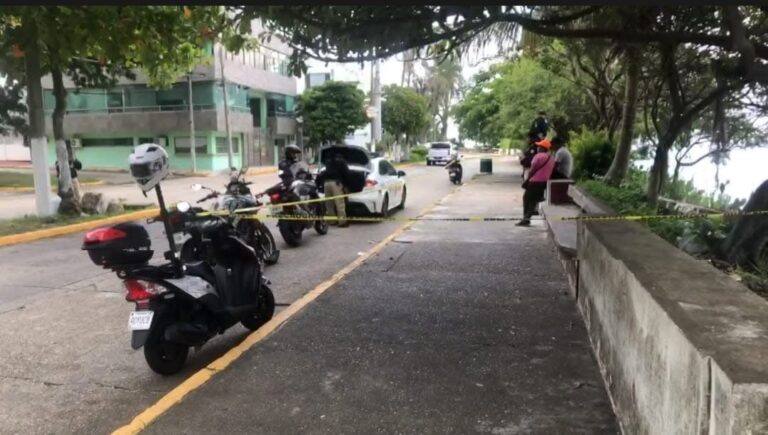 Aparece hombre sin vida en las rocas del malecón ribereño en Coatzacoalcos