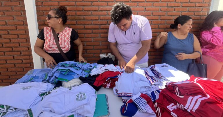 Inicia venta de uniformes escolares para la escuela Artículo 123 en Coatzacoalcos