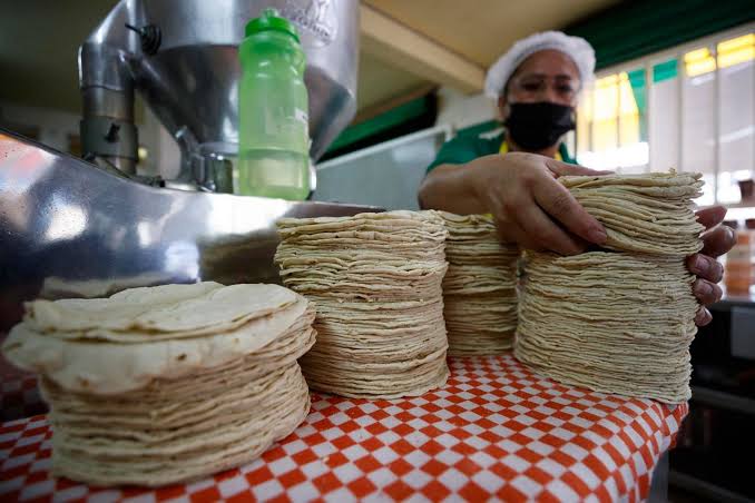 Por alza en insumos, sube 2 pesos el precio del kilo de tortilla en México