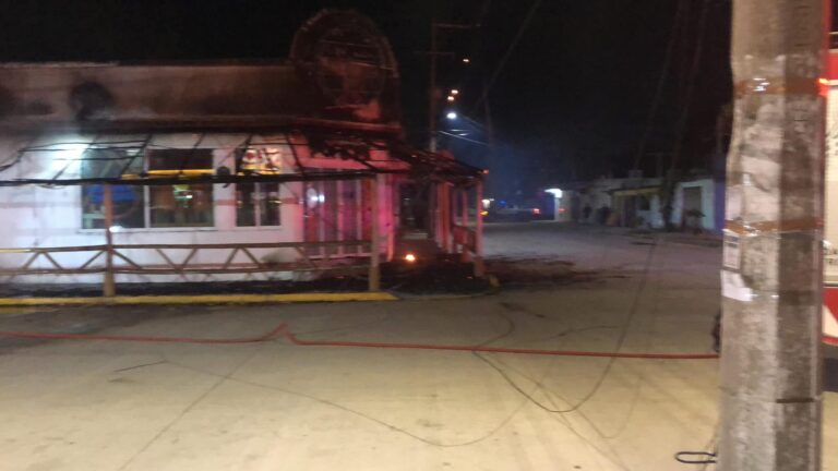 “Incendian” restaurante de mariscos El Popeye en Coatza