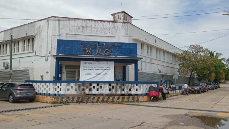 Toman instalaciones de la escuela Miguel Alemán de Coatzacoalcos; exigen la destitución de la subdirectora por acoso laboral y autoritarismo